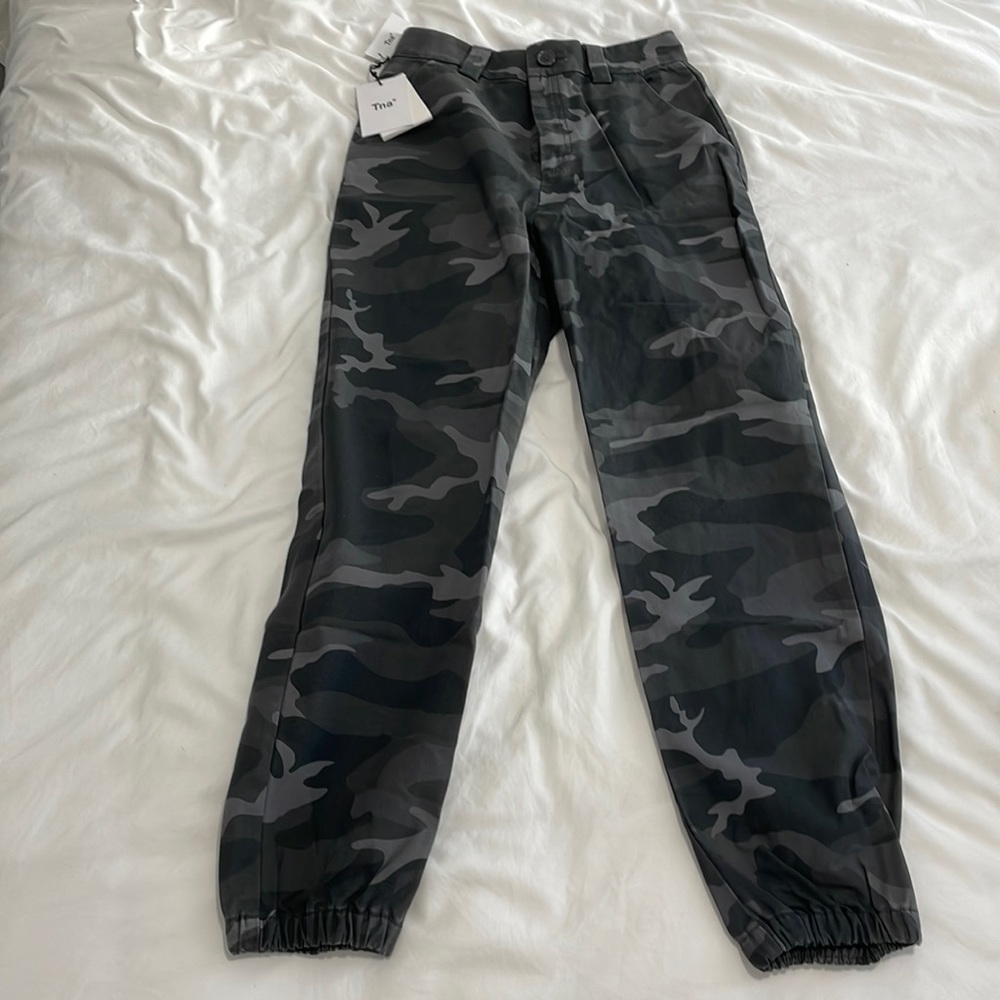 NWT Aritzia TNA New Alix Camo Jogger Pants